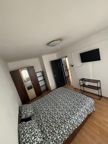 Apartament cu 3 camere semidecomandat în Apărătorii Patriei