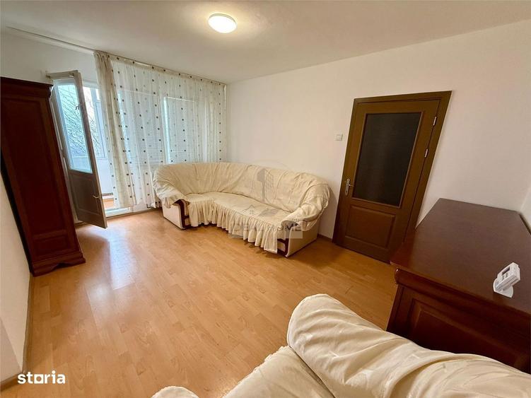 Apartament cu 3 camere semidecomandat în Podu Roș
