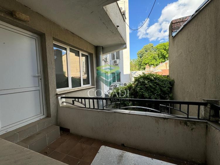 Casă individuală cu 15 camere cu Canalizare în Cotroceni