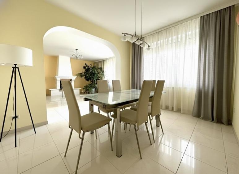 Casă individuală cu 10 camere cu Piscina în Ovidiu
