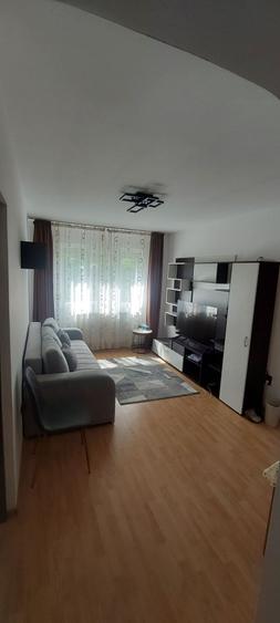 Apartament cu 3 camere semidecomandat în Exterior Vest
