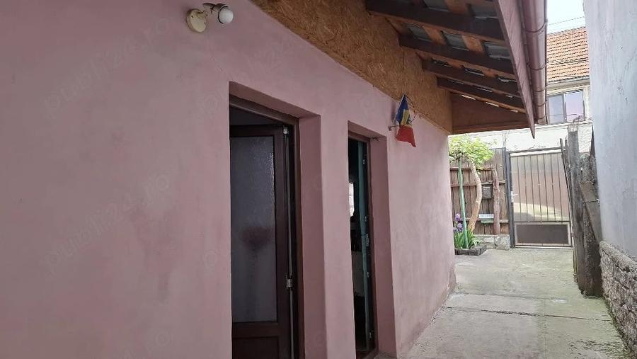 Casă cu 2 camere cu Teren 390 Mp în Central