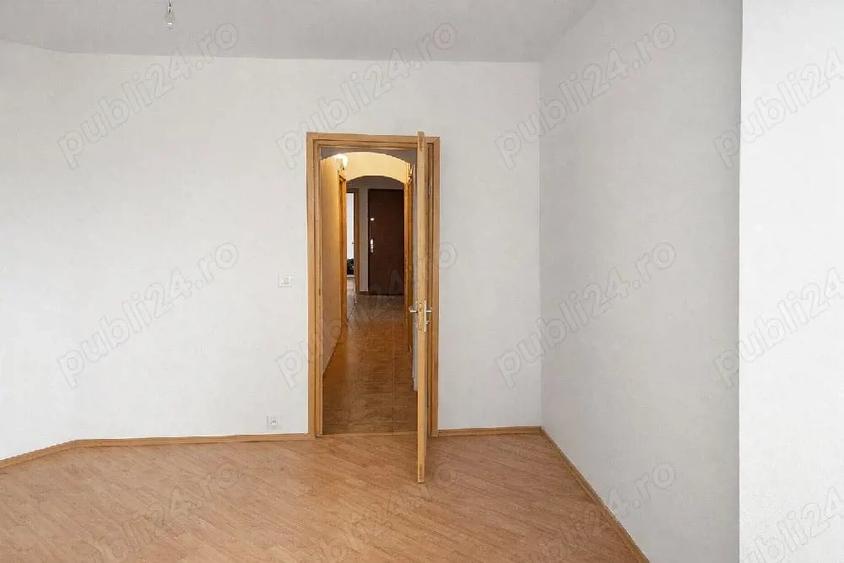 Apartament cu 3 camere decomandat în Nicolina