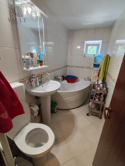 Apartament cu 4 camere semidecomandat, mobilat în Sebastian