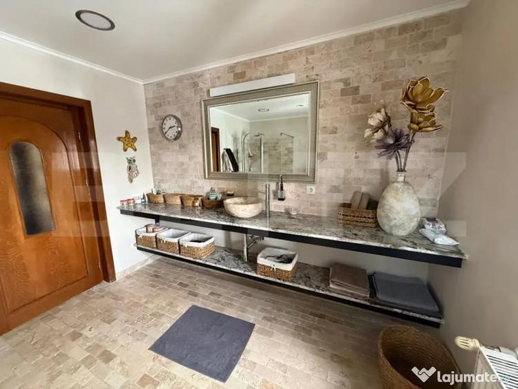 Casă cu 8 camere cu Teren 2759 Mp în Mușcel