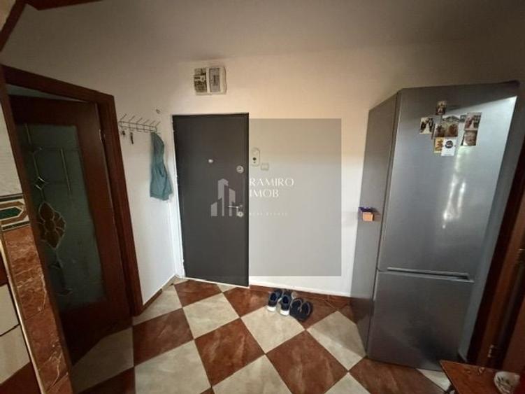 Apartament cu 3 camere semidecomandat, mobilat în Alexandru Obregia