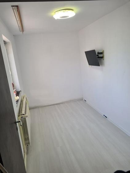Apartament cu 4 camere semidecomandat în Carrefour