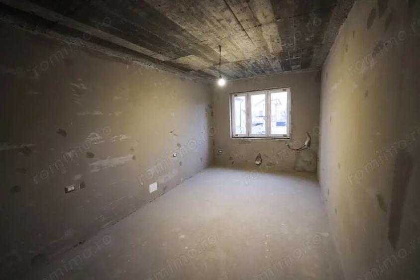 Casă cu 8 camere cu Teren 265 Mp în Romanești