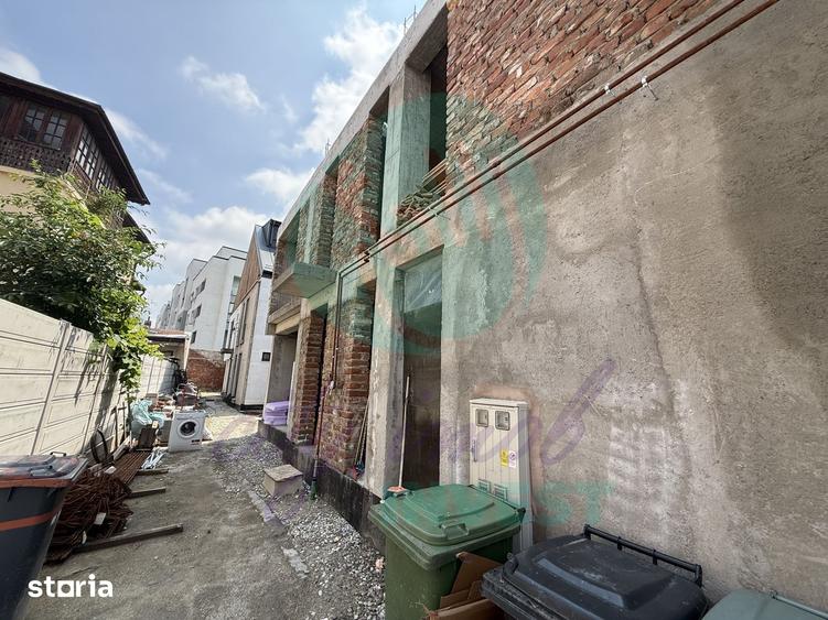 Casă cu 10 camere cu Teren 260 Mp în Timpuri Noi