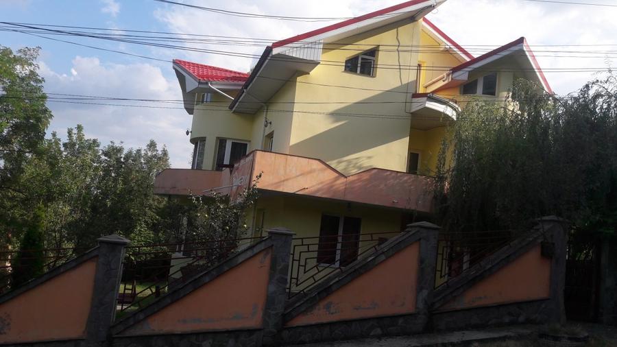Casă cu 10 camere cu Teren 785 Mp în Central
