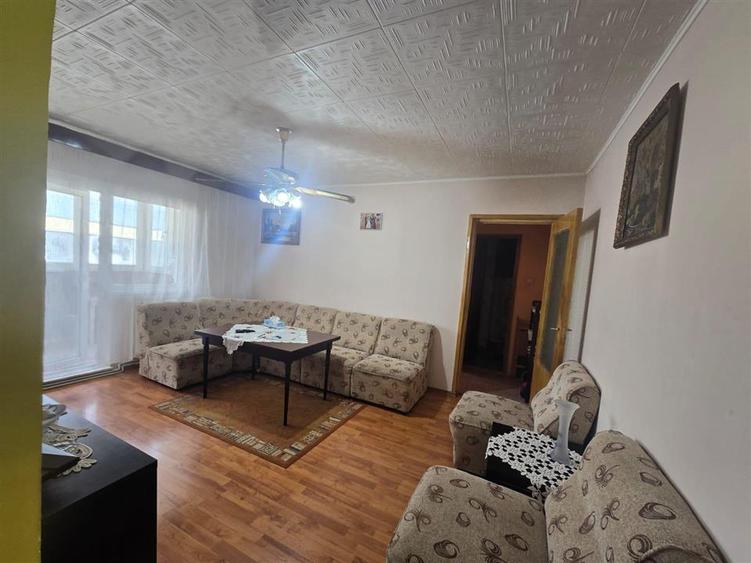 Apartament cu 4 camere semidecomandat, mobilat în Central