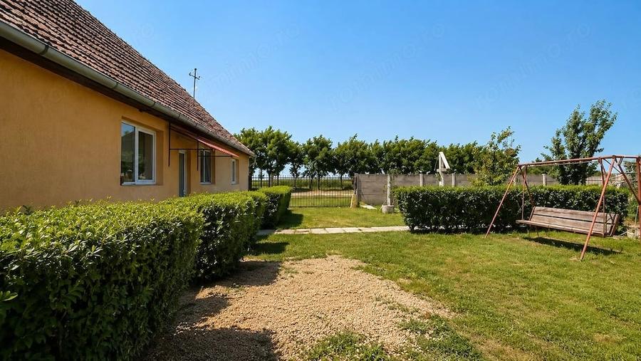 Casă cu Teren 900 Mp în Checea