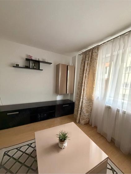Apartament cu 3 camere decomandat în Girocului