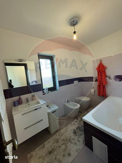 Casă cu 5 camere cu Teren 946 Mp în Golești