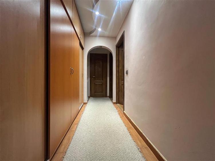 Apartament cu 3 camere decomandat, mobilat în Nicolina