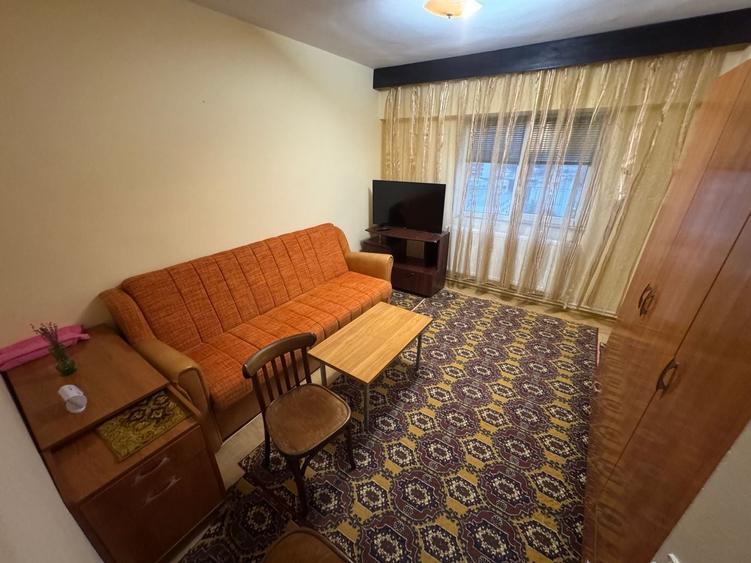 Apartament cu 4 camere decomandat în Casa de Cultură