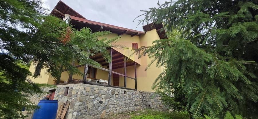 Casă cu 5 camere în Central