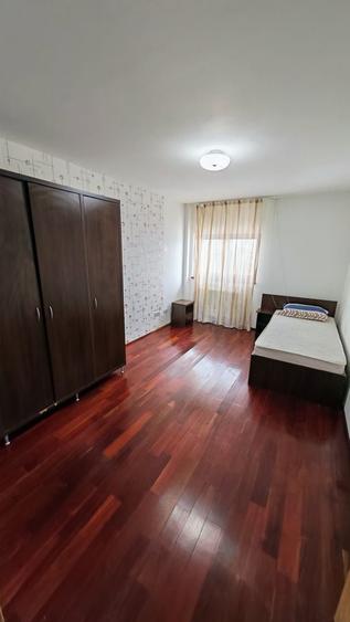 Apartament cu 3 camere semidecomandat, mobilat în Badea Cârțan