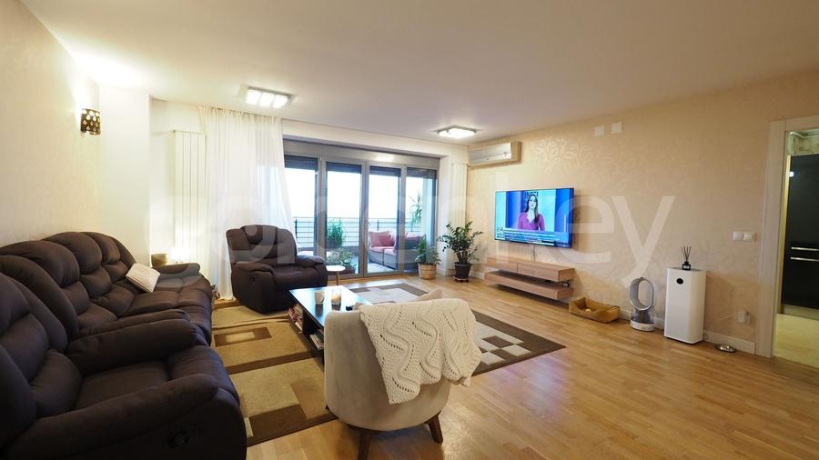 Apartament cu 4 camere semidecomandat, mobilat în Băneasa