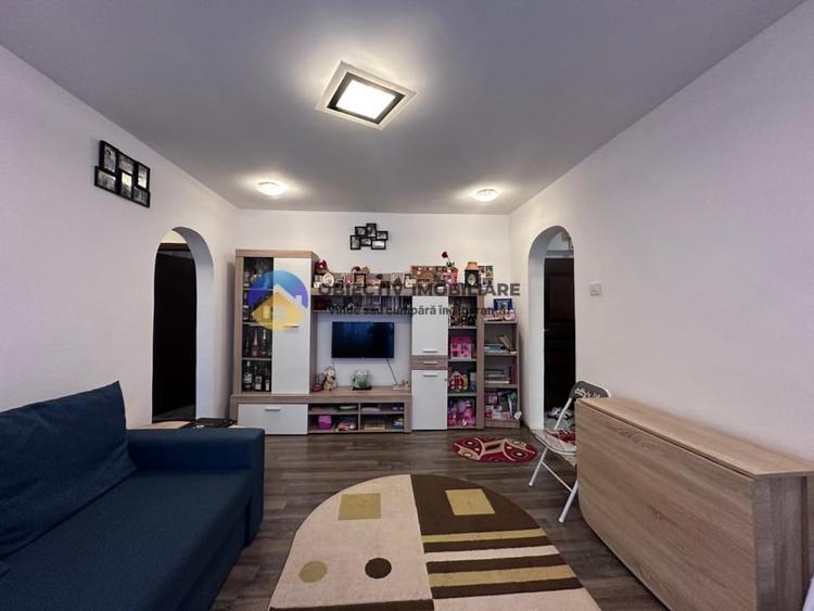 Apartament cu 3 camere semidecomandat, mobilat în Dărmănești