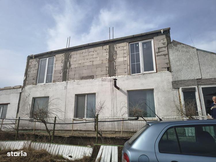 Casă cu 7 camere cu Teren 440 Mp în Sud