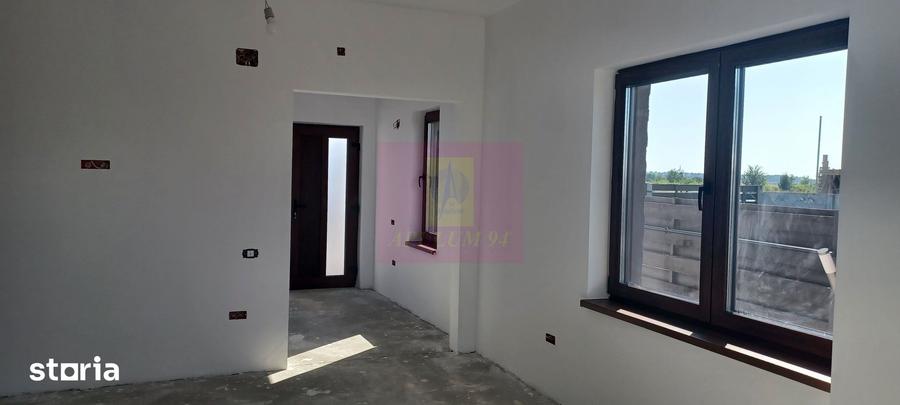 Casă cu 4 camere cu Piscina în Săbăreni