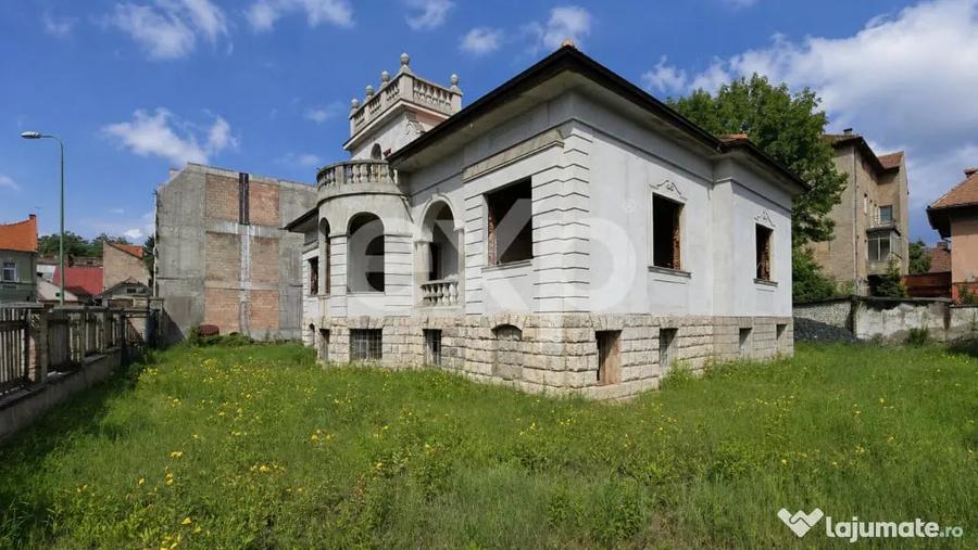 Casă cu 7 camere cu Teren 1048 Mp în Central