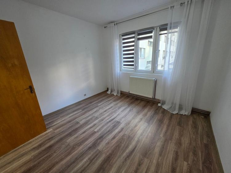 Apartament cu 3 camere decomandat în Bucur Obor