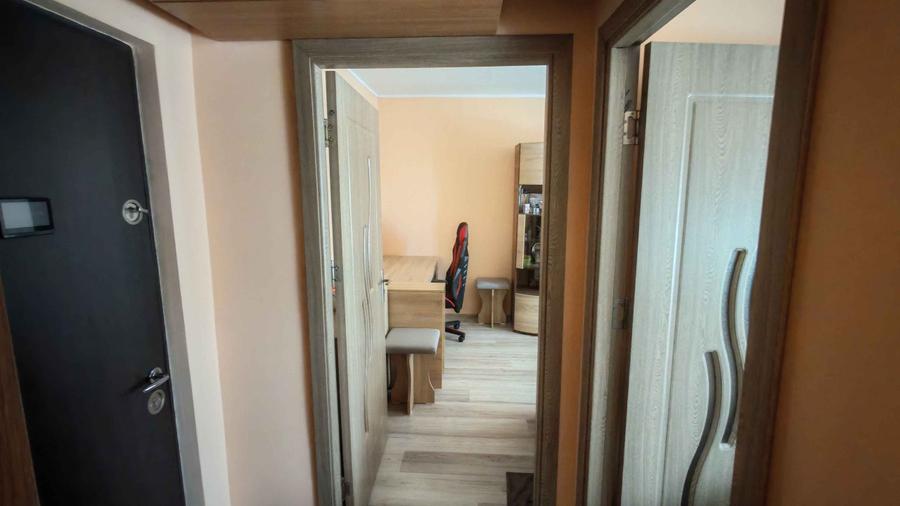 Garsonieră decomandată în Palas