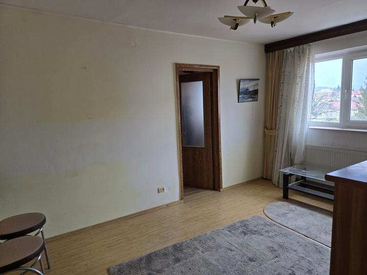Apartament cu 3 camere semidecomandat în Central