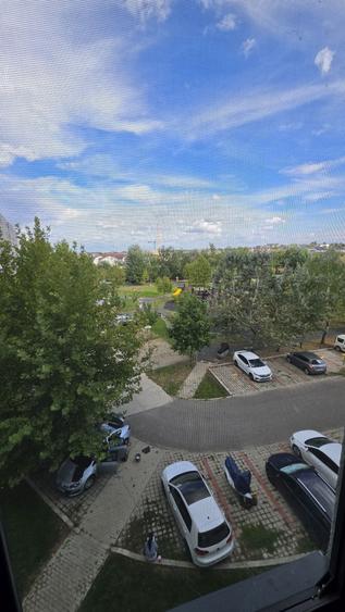 Apartament cu 3 camere semidecomandat în Olteni