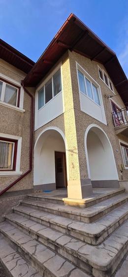 Casă individuală cu 7 camere cu Canalizare în Central