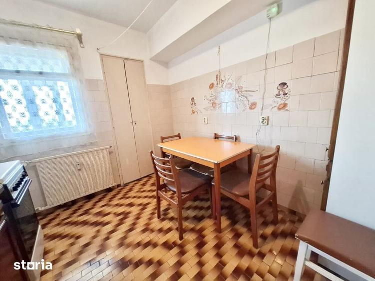Apartament cu 4 camere semidecomandat, mobilat în Tei