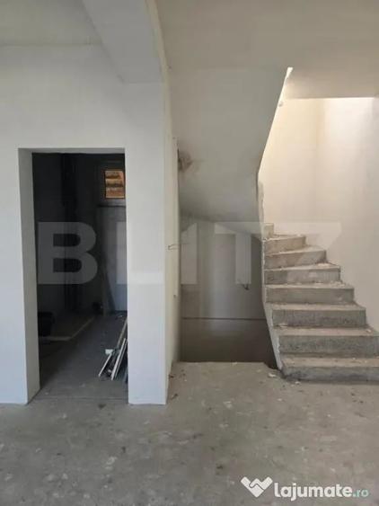 Casă cu 8 camere cu Teren 1500 Mp în Central
