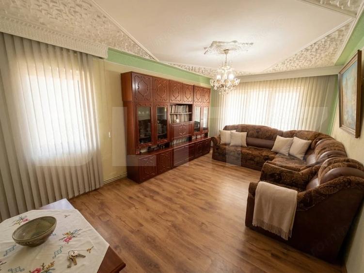 Apartament cu 4 camere decomandat în Filiași