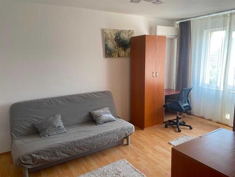 Garsonieră decomandată în Titan
