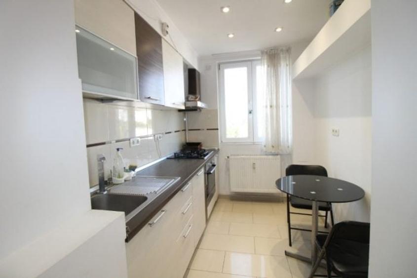 Apartament cu 3 camere semidecomandat, mobilat în Alexandru Obregia