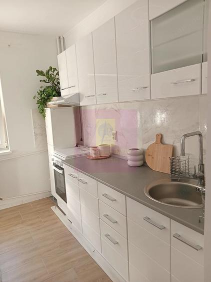 Apartament cu 3 camere decomandat în Panduri