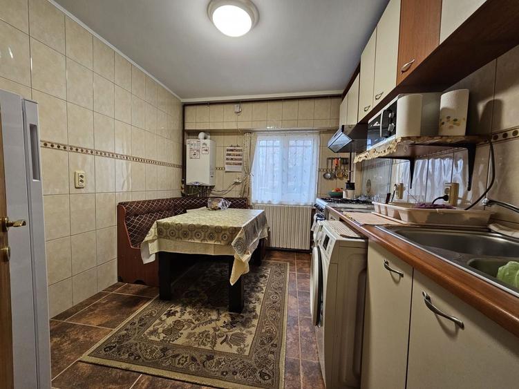 Apartament cu 3 camere decomandat, mobilat în Dacia