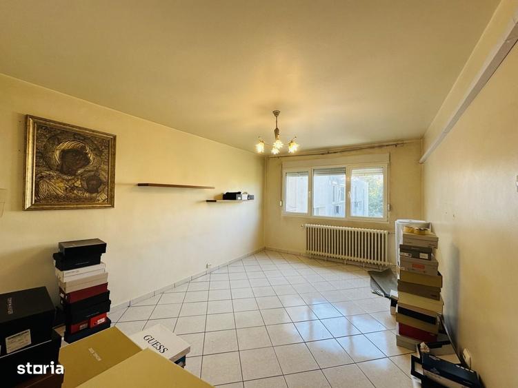 Apartament cu 3 camere decomandat în Apusului
