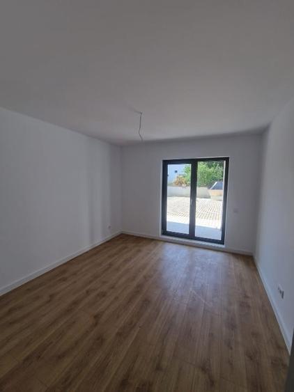 Apartament cu 3 camere decomandat în Calea Moldovei