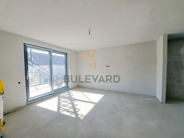 Penthouse cu 4 camere semidecomandat în Europa