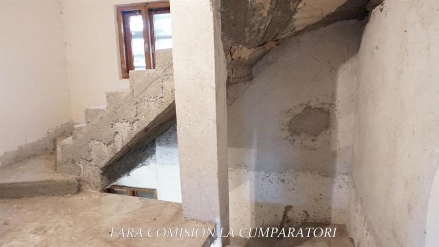 Casă individuală cu 10 camere cu Teren 4324 Mp în Călimănești