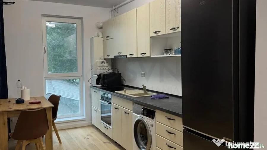 Apartament cu 3 camere semidecomandat în Crângași