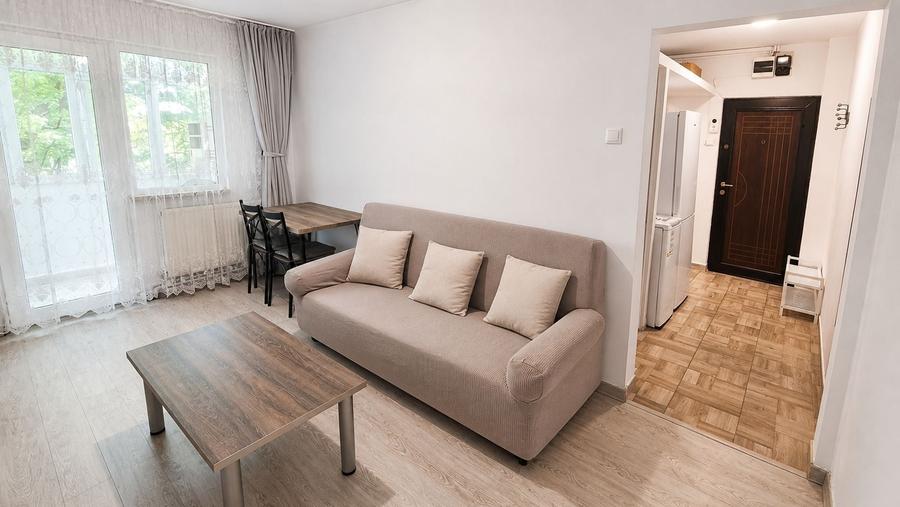 Apartament cu 3 camere semidecomandat, mobilat în Tomis Nord