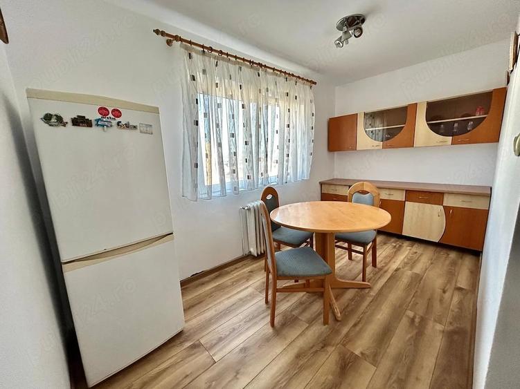 Apartament cu 3 camere semidecomandat în Cetate