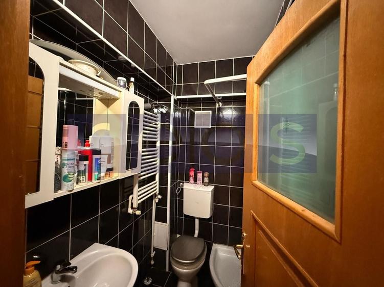 Casă individuală cu 6 camere cu Canalizare în Vatra Luminoasă