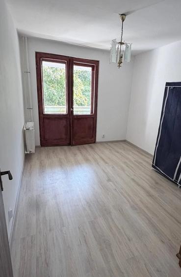 Apartament cu 3 camere semidecomandat în Gorjului