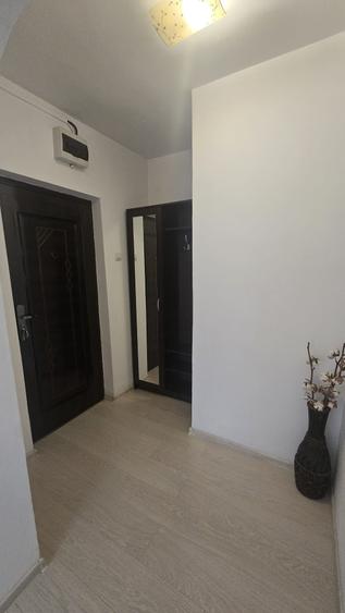 Apartament cu 3 camere semidecomandat în Exterior Vest