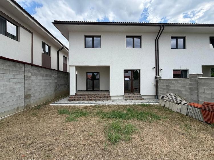 Casă cu Teren 253 Mp în Est